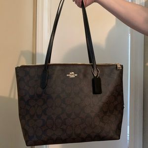 Excellent used condition large coach tote